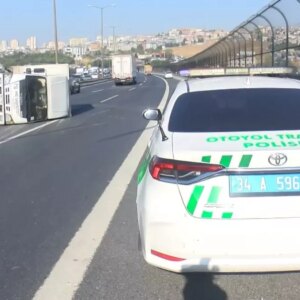 basaksehirde kaza kamyonet devrildi FgCwJjy7