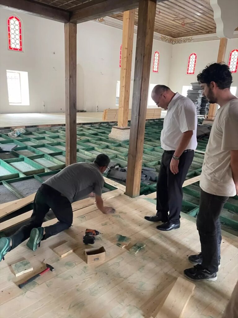 muradiye camisinde restorasyon devam ediyor tMxPlh5Y