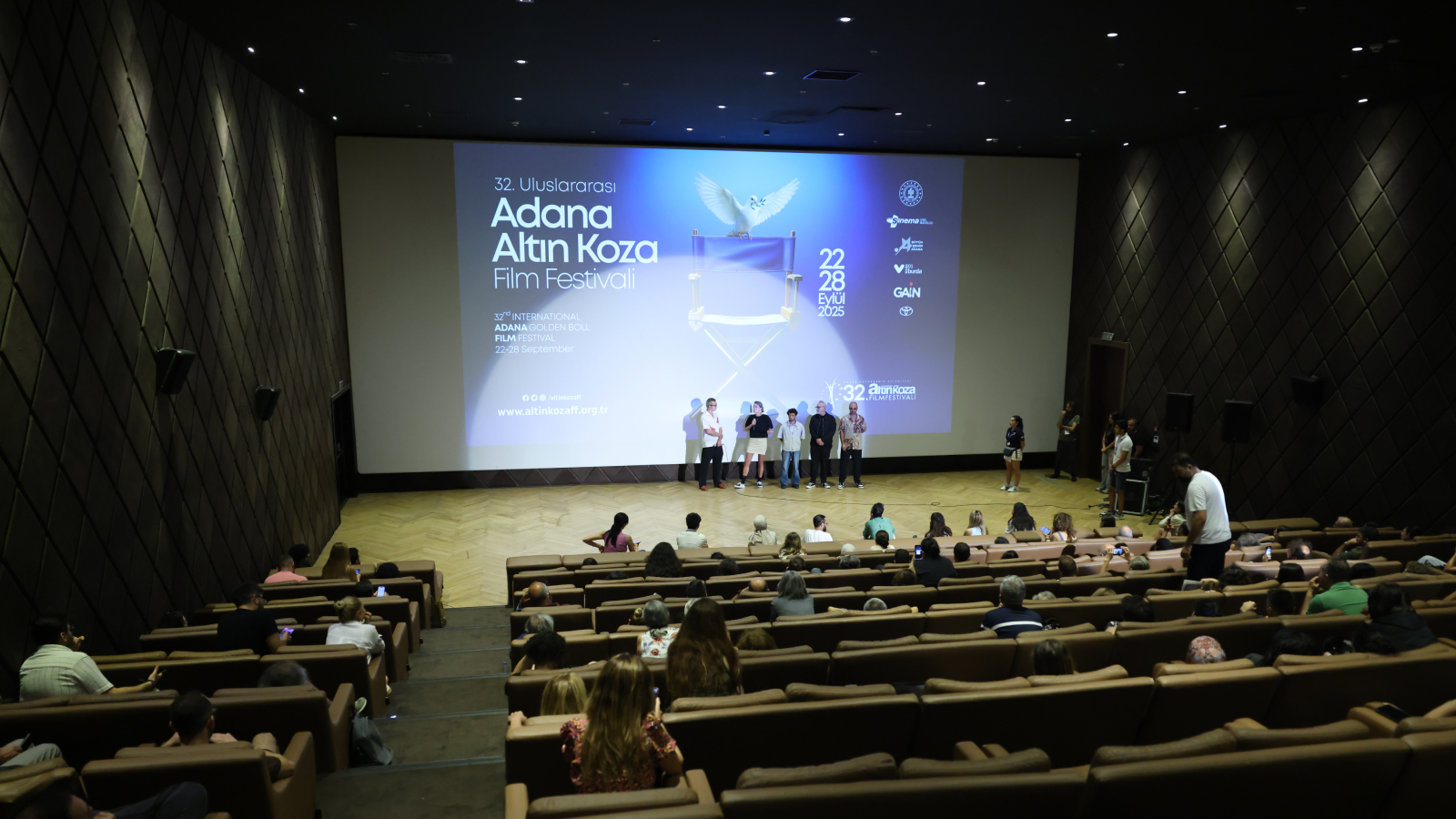 32 uluslararasi adana altin koza film festivalinde dun ucan kofteci ve cinema jazireh seyirciyle bulustu dFkF1Cdl