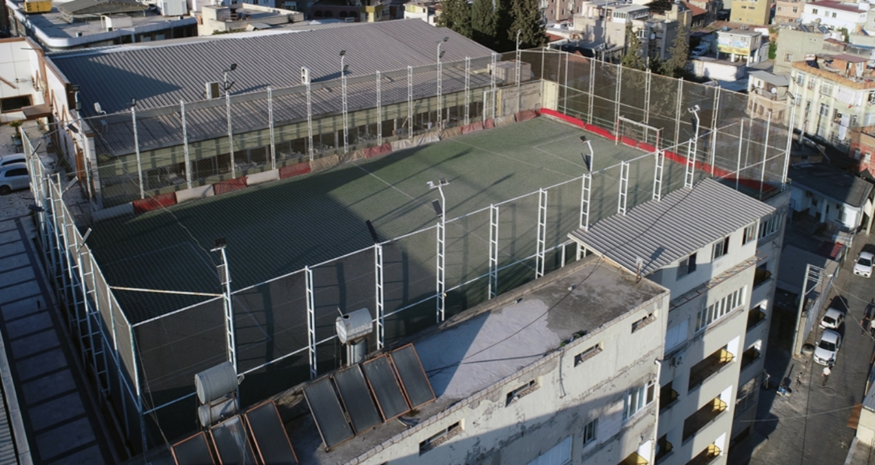 adanada 5 katli binanin damina futbol sahasi kurdular SZ9TbDg5