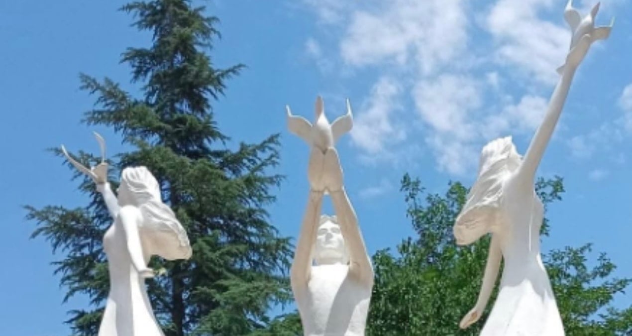 akpli baskan baristan rahatsiz oldu baris anitini kaldiriyor AOwIhdCS