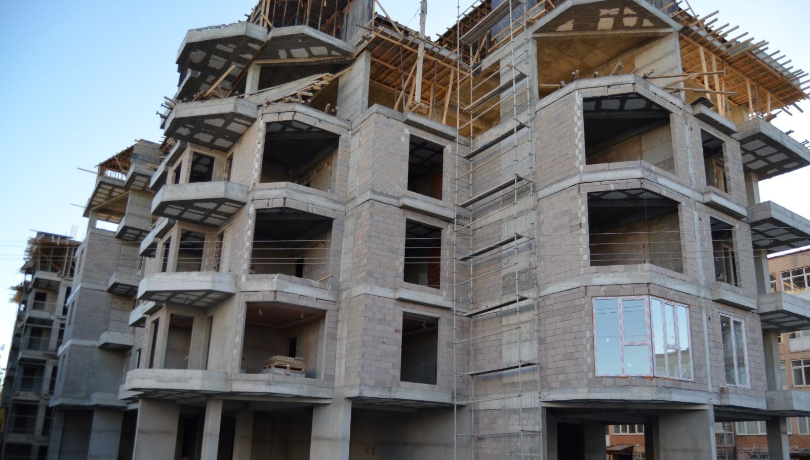 insaattan dusen isci hayatini kaybetti KxBtlmOH