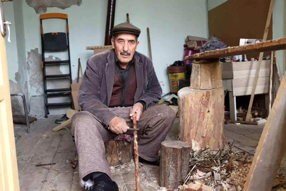 79 yasindaki adamin tahta ile hayat mucadelesi Hs9HnaQU.jpg