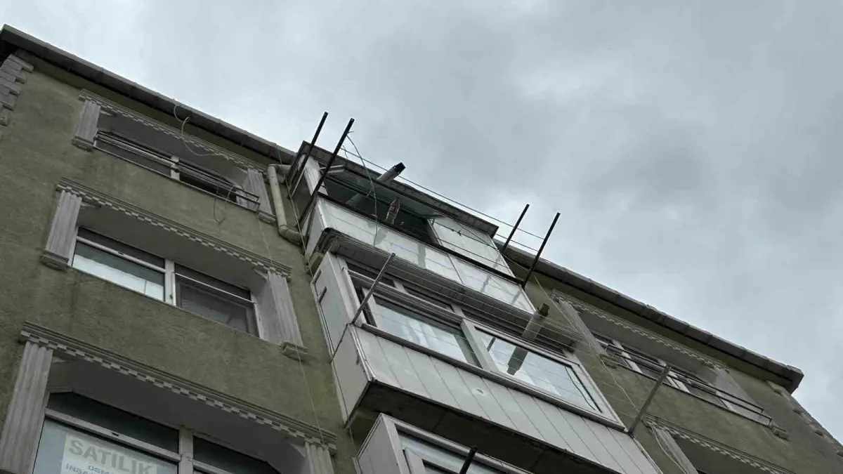 fatihte pencereden dusen kadin hayatini kaybetti SNBLXeb4