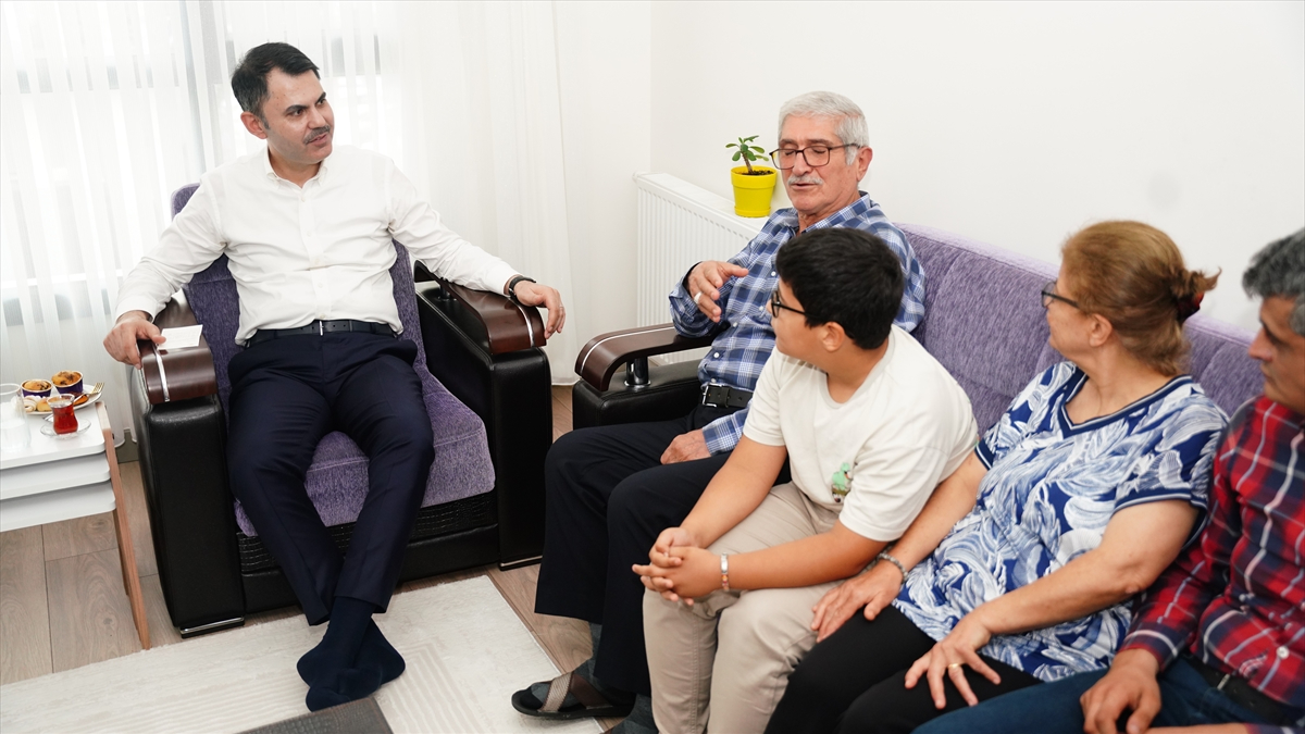 murat kurum hatayda depremden etkilenen acikgoz ailesini ziyaret etti pEXrOYkY