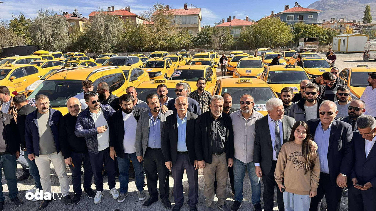 vanli taksiciler rojin kabais cinayetinin aydinlatilmasi icin konvoy duzenledi KZ2aEY71.jpg