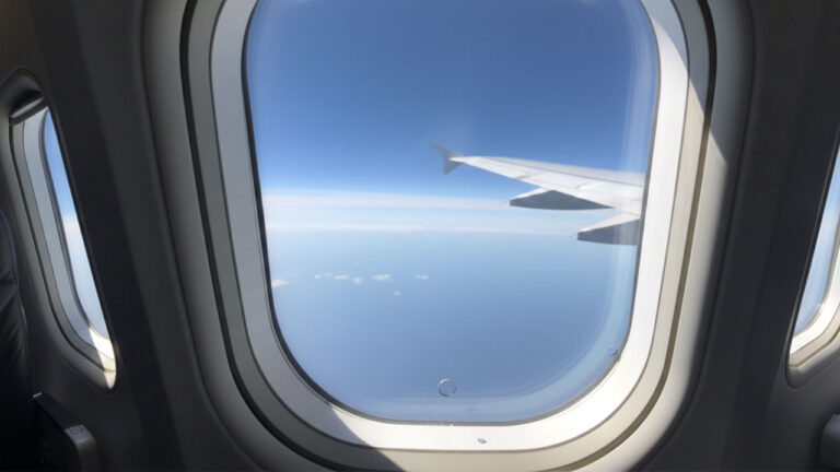 ucak-penceresindeki-kucuk-delik-neden-var-ne-ise-yariyor-2peXtZf4.jpg