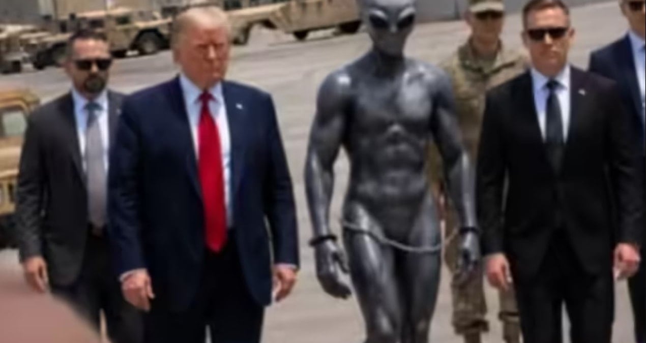 Trump’tan İlginç ‘Uzaylı’ Görseli: Kelepçeli Neden?